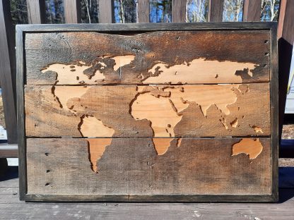 Gravure de la carte du monde en bois de palette