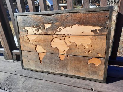 Gravure de la carte du monde en bois de palette